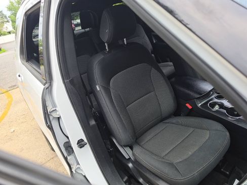 Used 2017 Ford Explorer XLT FWD image 8