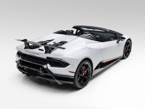 Used 2019 Lamborghini Huracan Performante AWD/4WD image 24