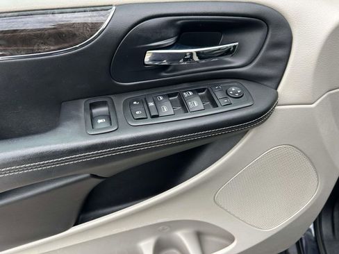 Used 2013 Chrysler Town & Country Touring-L w/ Driver Convenience Group image 2
