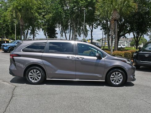 Used 2021 Toyota Sienna XLE w/ XLE Plus Package FWD image 5