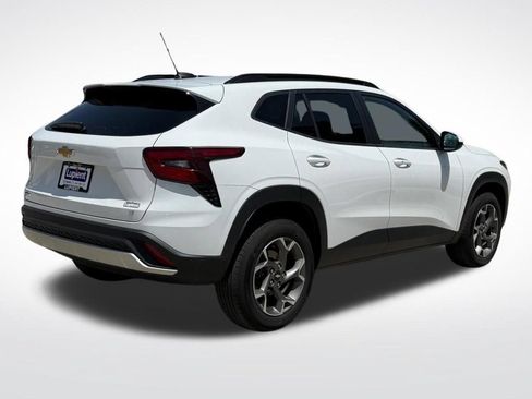 Used 2024 Chevrolet Trax LT w/ LT Convenience Package FWD image 3