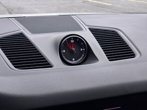 Used 2023 Porsche Cayenne Platinum Edition image 15