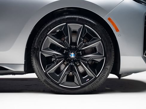 Used 2023 BMW 760i xDrive w/ Executive Package image 41