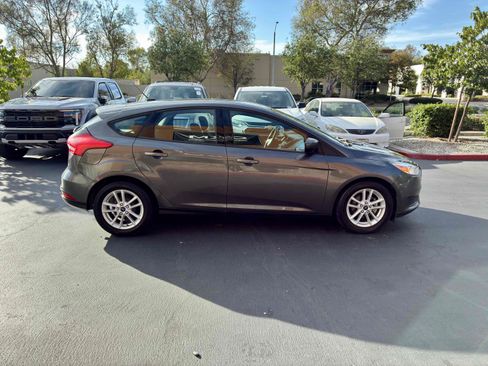 Used 2018 Ford Focus SE FWD image 7