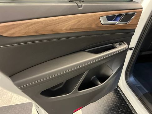 Certified 2024 Volkswagen Atlas SE FWD image 18