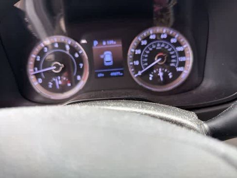 Used 2022 Hyundai Venue SEL image 19