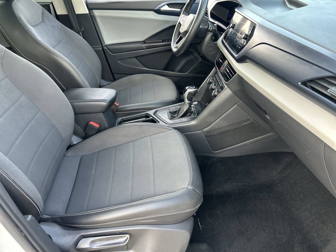 Used 2022 Volkswagen Taos SE w/ Panoramic Sunroof Package FWD image 9