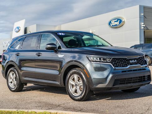 Used 2023 Kia Sorento LX image 1