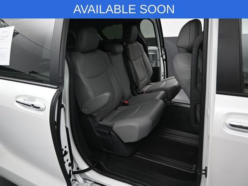 Used 2026 Toyota Sienna XLE FWD image 32