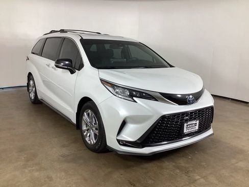 Used 2023 Toyota Sienna XSE AWD/4WD image 3