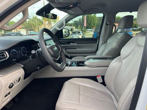 Used 2023 Jeep Wagoneer Series III w/ Convenience Group I AWD/4WD image 6