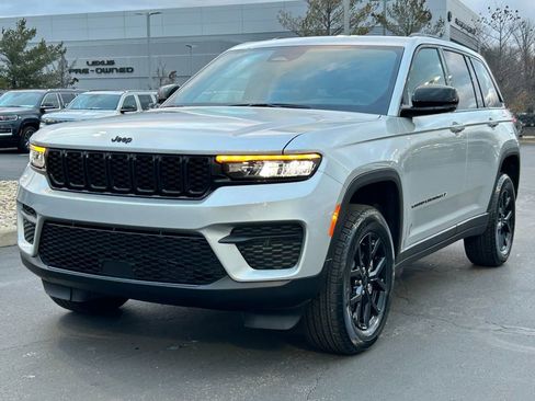 New 2025 Jeep Grand Cherokee 4WD image 3