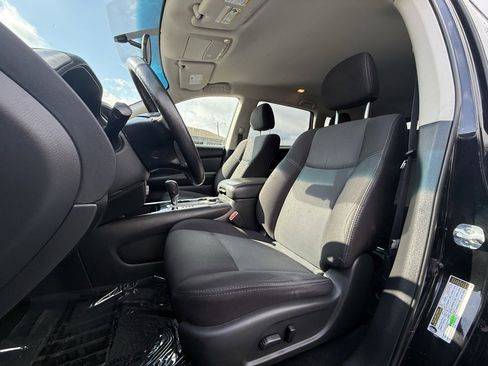 Used 2020 Nissan Pathfinder SV image 16