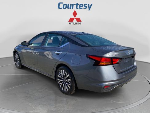 Used 2024 Nissan Altima 2.5 SV FWD image 3