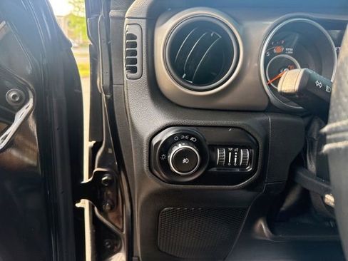 Used 2018 Jeep Wrangler Unlimited Sport AWD/4WD image 13