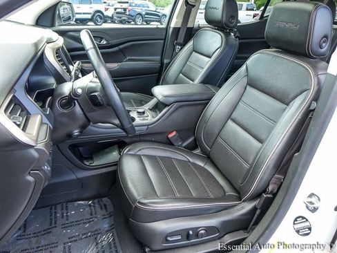Used 2023 GMC Acadia Denali w/ Denali Technology Package FWD image 9