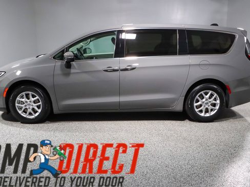 Used 2023 Chrysler Pacifica Touring-L FWD image 10