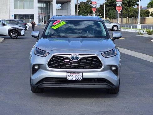 Used 2021 Toyota Highlander XLE AWD/4WD image 2