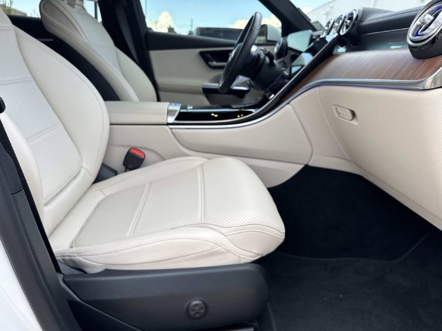 Used 2025 Mercedes-Benz GLC 300 4MATIC image 12