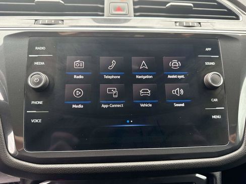 Used 2022 Volkswagen Tiguan SE w/ Panoramic Sunroof Package AWD/4WD image 25