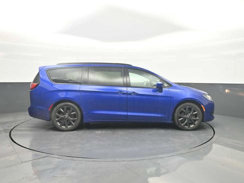 Used 2019 Chrysler Pacifica Touring-L Plus w/ Advanced Safetytec Group FWD image 9