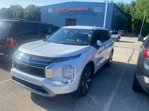 Used 2025 Mitsubishi Outlander SE AWD/4WD image 2