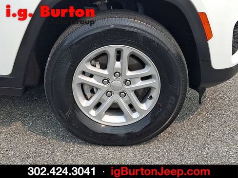 Used 2023 Jeep Grand Cherokee Laredo w/ Luxury Tech Group I AWD/4WD image 8