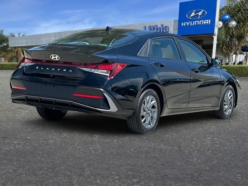Used 2024 Hyundai Elantra SEL FWD image 3