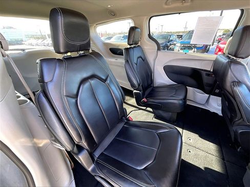 Used 2023 Chrysler Pacifica Touring-L image 15