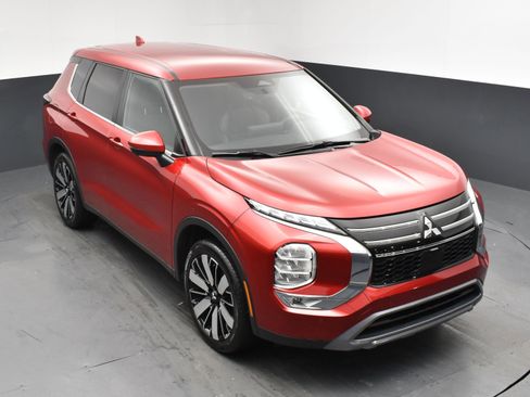 Used 2025 Mitsubishi Outlander SE image 16