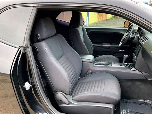 Used 2014 Dodge Challenger SXT image 10
