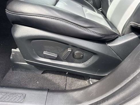 Used 2023 Ford Explorer XLT w/ Equipment Group 202A image 11