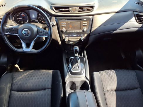 Used 2017 Nissan Rogue SV FWD image 4