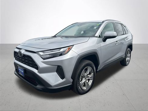 Used 2025 Toyota RAV4 XLE AWD/4WD image 2
