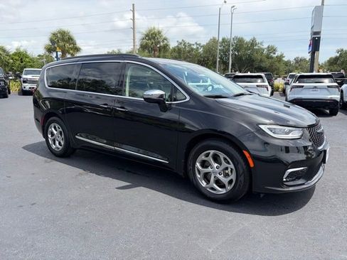 Used 2023 Chrysler Pacifica Limited FWD image 1