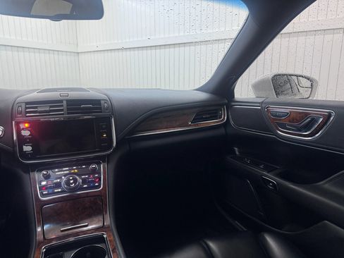 Used 2017 Lincoln Continental Premiere FWD image 16