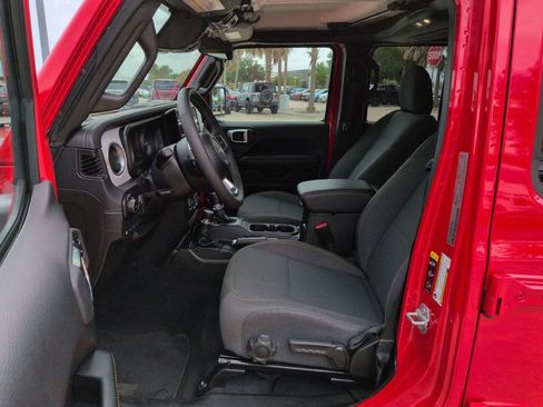 Used 2025 Jeep Wrangler Unlimited Sahara AWD/4WD image 19