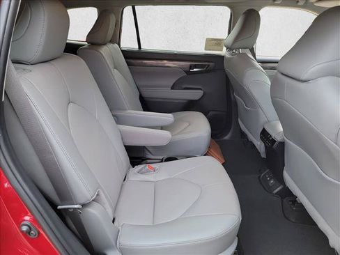 Used 2026 Toyota Highlander Limited AWD/4WD image 16