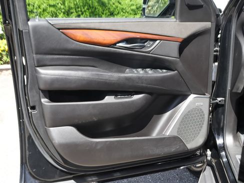 Used 2017 Cadillac Escalade Luxury AWD/4WD image 20