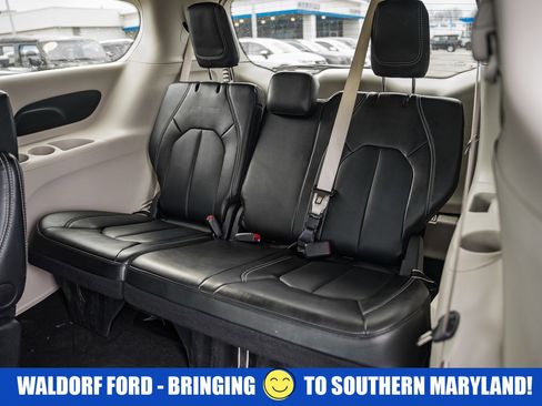 Used 2024 Chrysler Pacifica Touring-L image 34