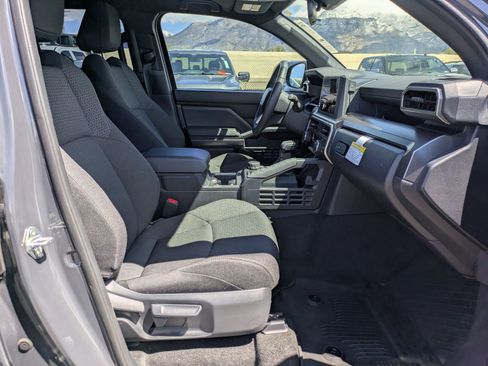 Used 2025 Toyota 4Runner SR5 AWD/4WD image 32