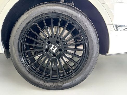 Used 2018 Bentley Bentayga image 30