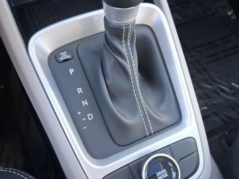 Used 2025 Hyundai Venue SEL image 28