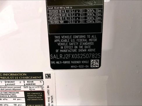 Certified 2025 Land Rover Discovery S image 33