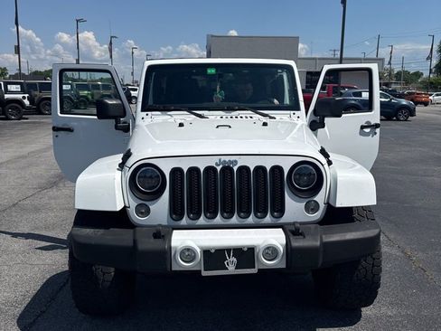 Used 2016 Jeep Wrangler Unlimited Sahara w/ Connectivity Group AWD/4WD image 3