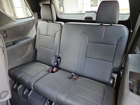 Used 2024 Chevrolet Traverse RS FWD image 44