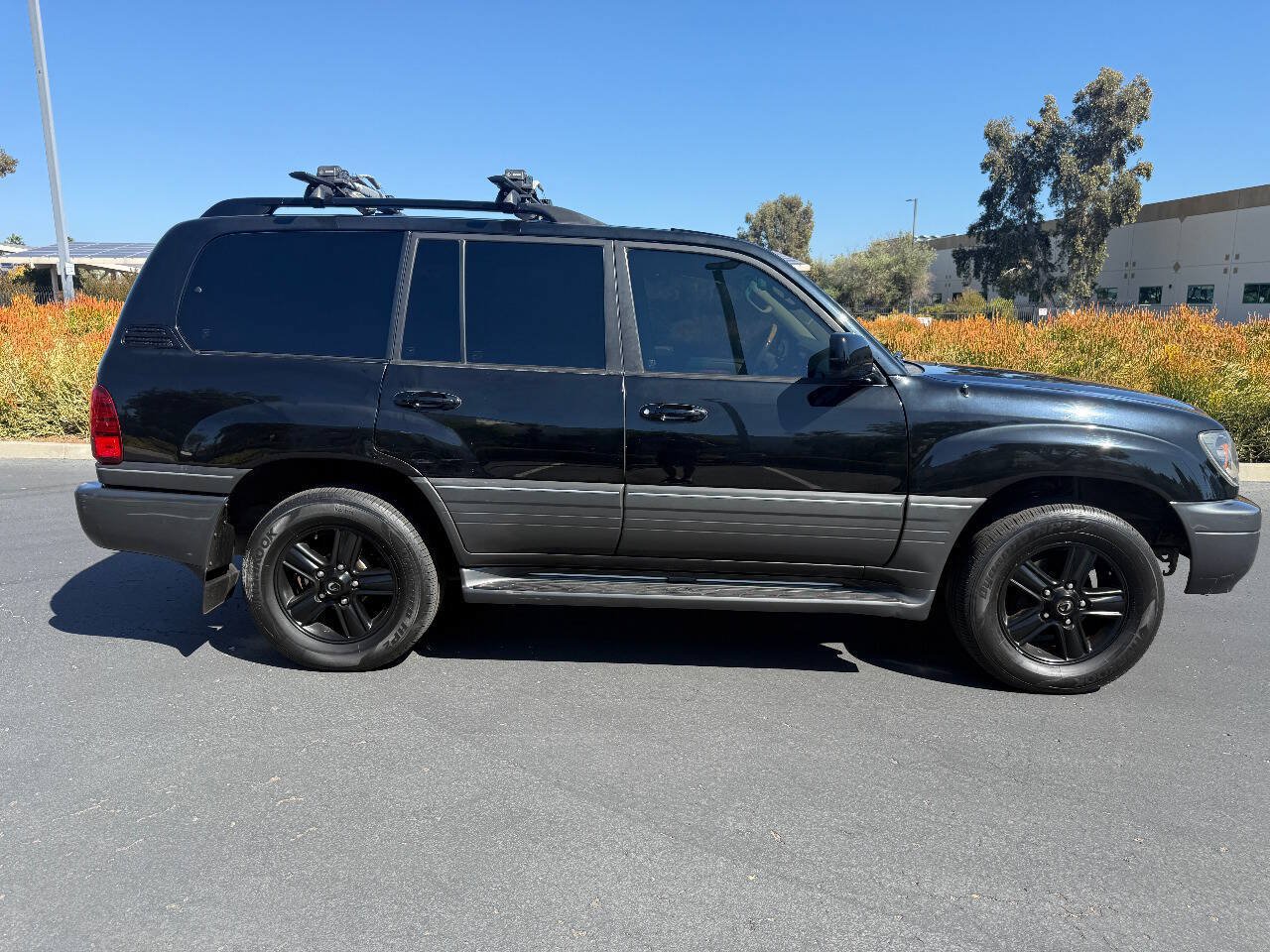 Used 2006 Lexus LX 470 4WD w/ Preferred Accessory Pkg image 2