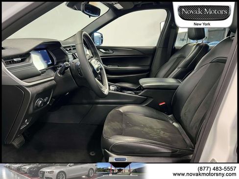 Used 2023 Jeep Grand Cherokee Altitude AWD/4WD image 17