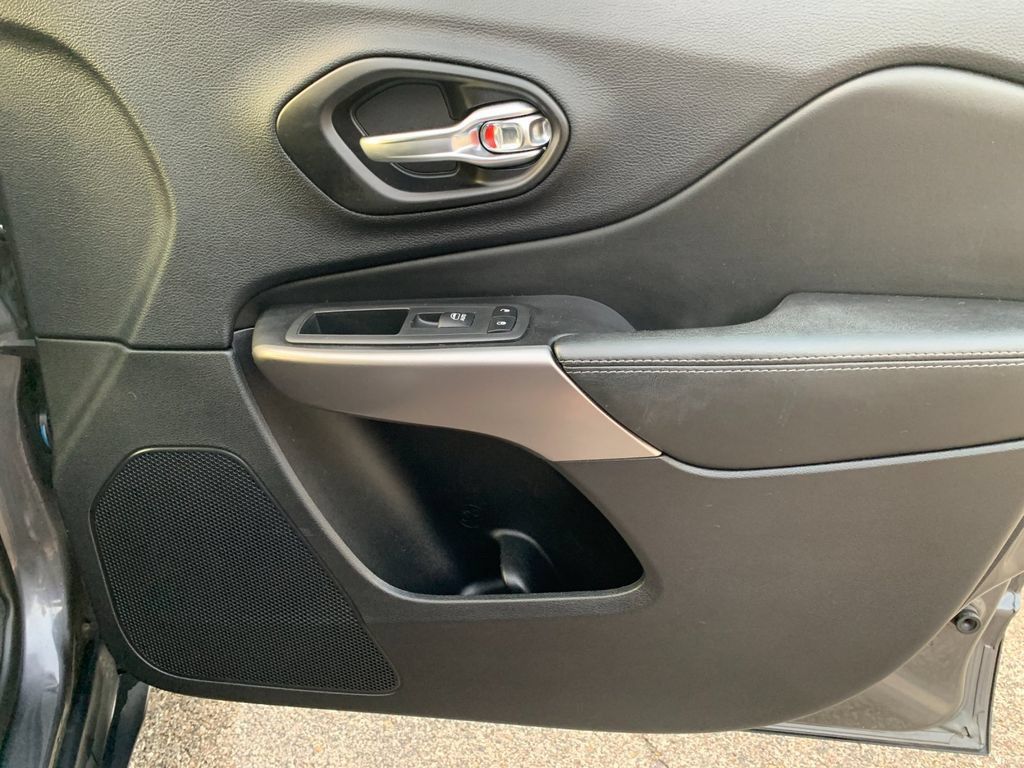Used 2022 Jeep Cherokee Limited AWD/4WD image 19