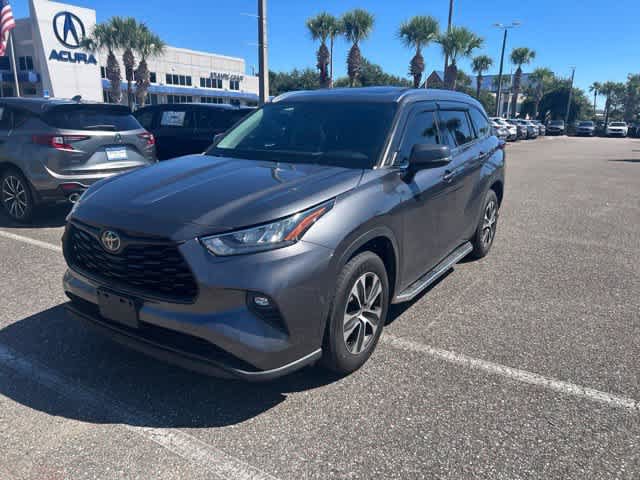 Used 2020 Toyota Highlander XLE FWD image 3